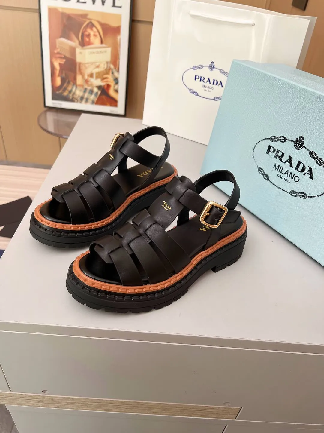 👟👟Ex-factory price 420👟👟 PRADA/Prada 25ss new spring and summer sandals. The simple design is probably the most popular thing about it. It is not the kind that is found on the street. It has its own brand personality. The fabric is made of calfskin and the lining is mixed sheepskin. Heel height: 4.5cm Size: #35-41 (35 41 custom-made is not returnable)